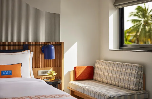 غرفة ديلوكس بسرير كينج بإطلالة على المسبح بشرفة، Ronil Goa - a JdV by Hyatt Hotel 3/6