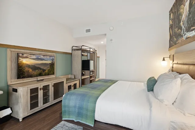 Room, King Bed, Murphy Bed, Balcony، Dollywoods HeartSong Lodge & Resort 3/9