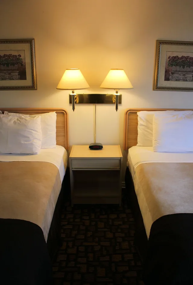 Basic, 2 Queen Beds, Coronet Hotel Prince Albert 2/2