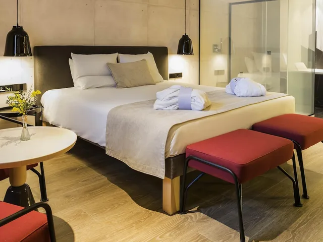 جناح جونيور بسرير كوين مع أريكة، Novotel Sevilla 1/3
