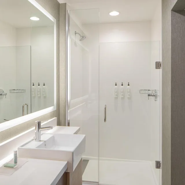 جناح بسريرين كوين مع سرير سحّاب إضافي مع أريكة لذوي الإعاقة، SpringHill Suites by Marriott Columbia near Fort Jackson 4/6