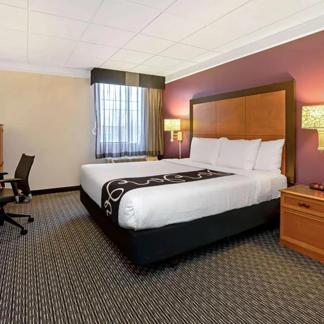 جناح ديلوكس بسرير كينج، La Quinta Inn & Suites by Wyndham Tacoma - Seattle 1/6