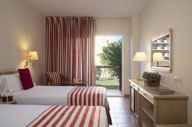 غرفة كومفورت رباعية بشرفة، Luna Club Yoga & Spa Hotel 1/4