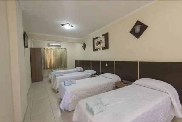 غرفة قياسية رباعية بسرير مزدوج وسريرين منفصلين، Monte Serrat Hotel 2/8