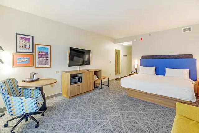 غرفة بسرير كينج مع أريكة بمطبخ صغير لذوي الإعاقة، Hampton Inn Foley 7/10