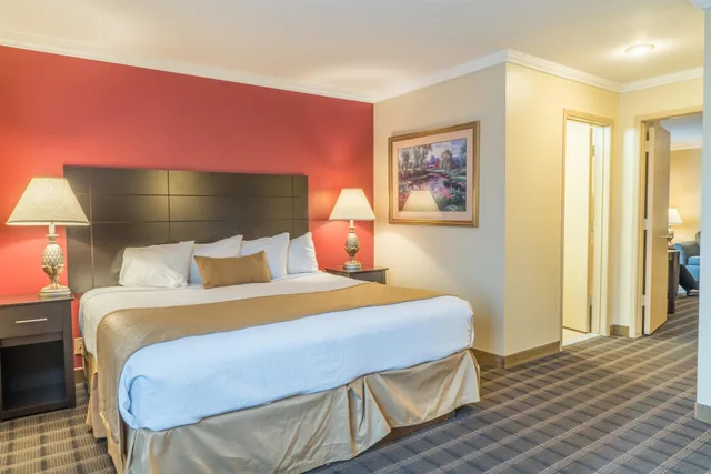 غرفة قياسية بسرير كينج بحوض جاكوزي، Best Western Inn & Suites Ontario 2/8