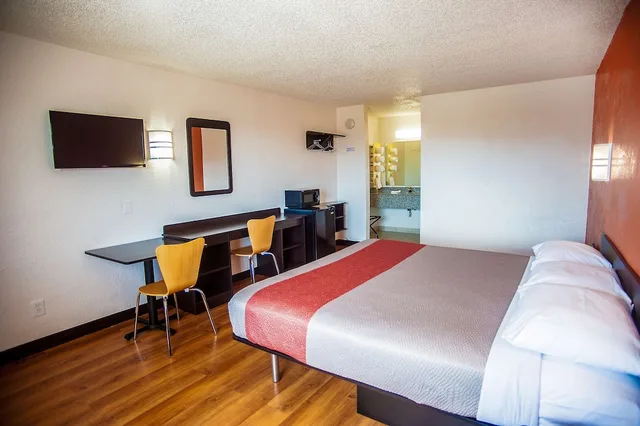 غرفة قياسية بسرير كينج لذوي الإعاقة، Motel6 Corsicana, TX 4/5