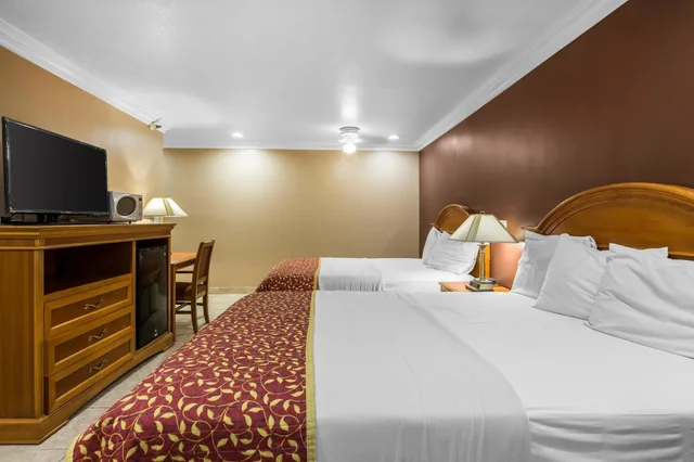 غرفة قياسية بسريرين كوين، Rodeway Inn Cypress - Buena Park 1/3