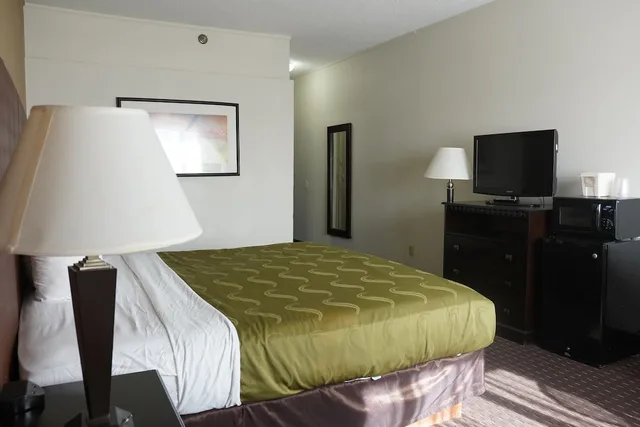 غرفة قياسية بسرير كينج لذوي الإعاقة، American Inn & Suites Waterford 1/6