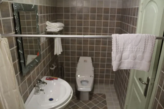 غرفة ديلوكس بسريرين منفصلين بغرفتي نوم، Kingsbridge Royale Hotel 6/8