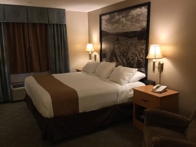 Suite, King Bed, Jetted Tub, Super 8 by Wyndham Monroe WI 4/7