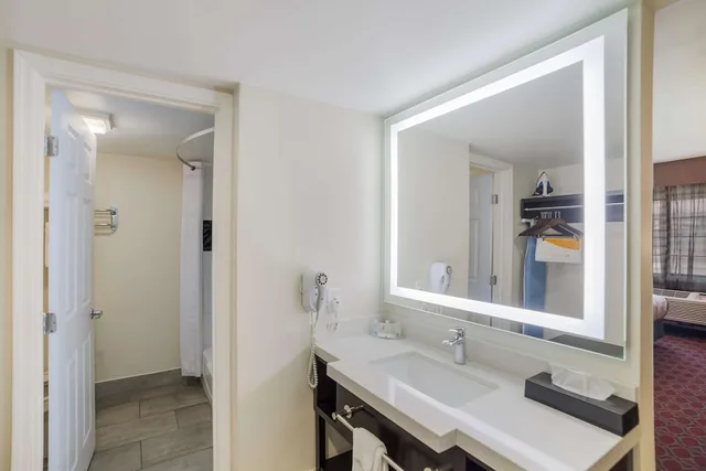 غرفة بسرير كينج مع أريكة يُسمح فيها بالحيوانات الأليفة، Quality Inn & Suites Goodyear - Phoenix West 9/10