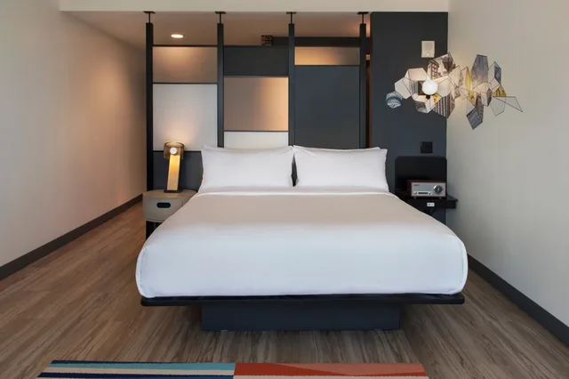 Aloft, King Bed, Balcony، Aloft Buffalo Downtown 2/3
