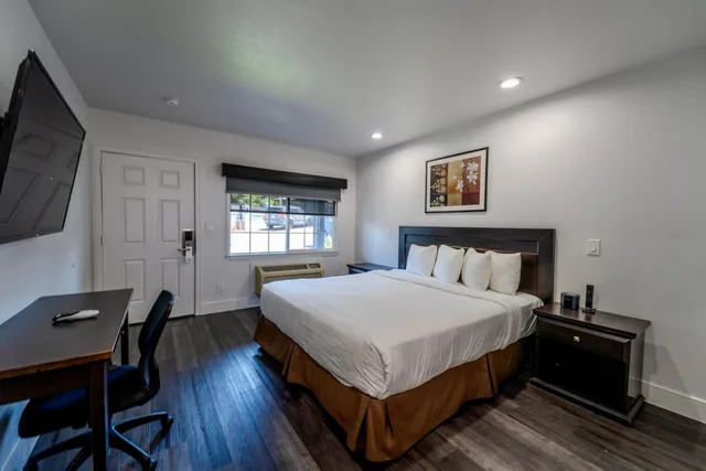 غرفة بسرير كينج، Monterey Surf Inn 1/5