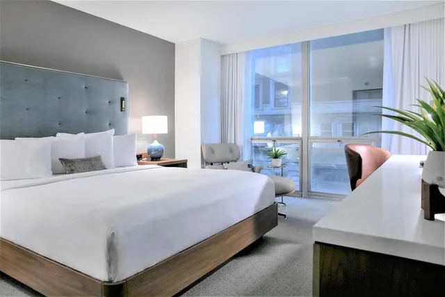 غرفة ديلوكس بسرير كينج بإطلالة، Le Meridien Essex Chicago 1/7