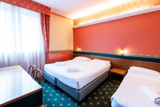 غرفة ثلاثية بثلاثة أسرّة، Hotel Des Etrangers 1/7