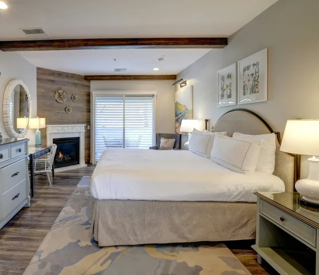 غرفة بسرير كينج بشرفة مع أريكة بحوض استحمام، The Lodge at Healdsburg, tapestry Collection by Hilton 2/6
