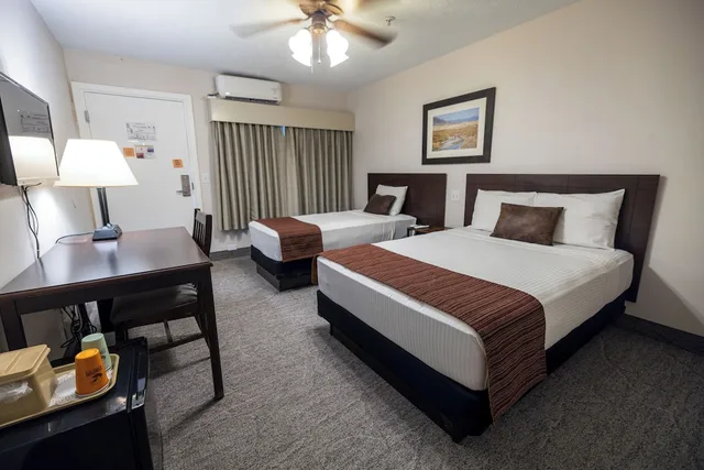 غرفة قياسية بسرير مزدوج وسرير فردي، Stovepipe Wells Village Hotel 1/4