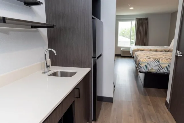 غرفة قياسية بسرير كينج بمطبخ صغير، Studio6 Fort Worth, TX - Lake Worth 5/5