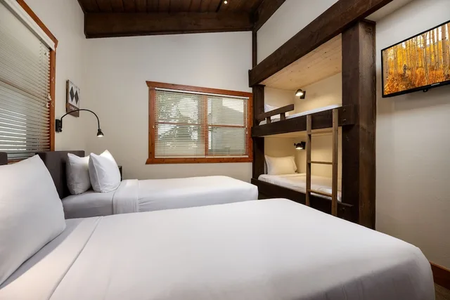 2 Bedrooms, Condo, Slope, King Bed, 3 Beds، Top of the Village - Destination Hotels & Resorts 2/4