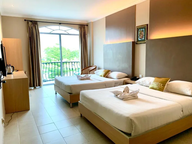Deluxe, Family, 2 Queen Beds, SKY VIEW HOTEL 2/2
