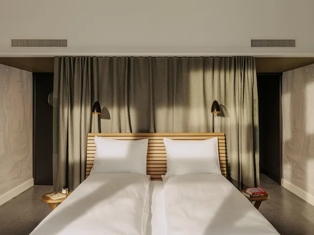 Signature, Design, King Bed, Volkshaus Basel Hotel 1/4