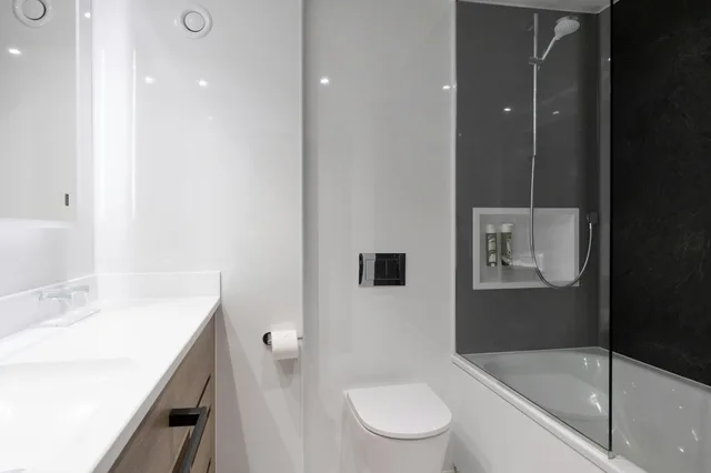 Quay, Deluxe, Suite, King Bed, with View, Balcony، The Quays Hotel Sheffield 8/9