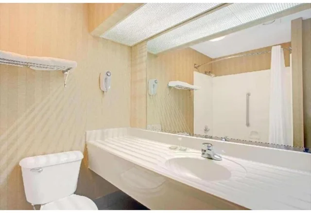 جناح بسرير كينج بمطبخ، Motel6 Canton, MS 5/6