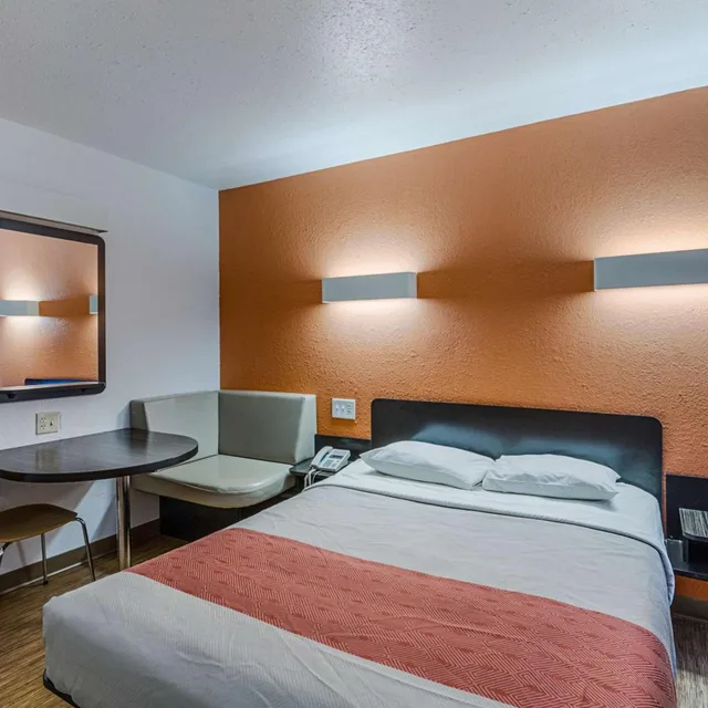 غرفة بسرير كوين، Motel6 Oshkosh, WI 6/10