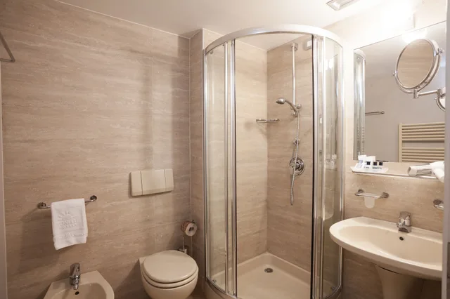 غرفة سوبيريور بسريرين منفصلين بشرفة، Hotel Continental 1/1