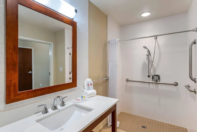 Suite, King Bed, Sofa, Accessible, Comfort Suites Midland West 2/3