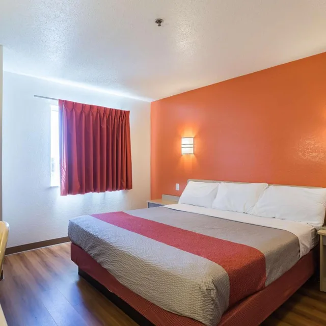 غرفة بسرير كينج، Motel6 Dale, IN 6/10