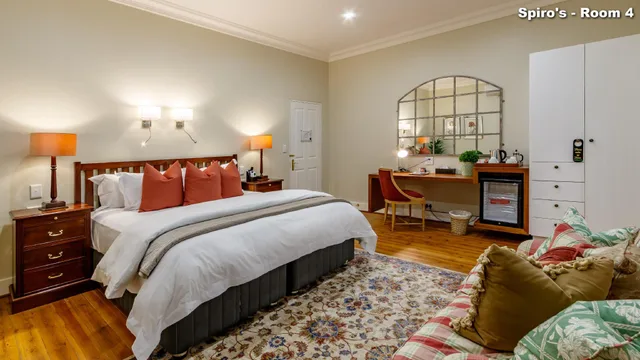 غرفة قياسية بسرير كينج وسرير كوين، Christies @32 on Russell 2/2