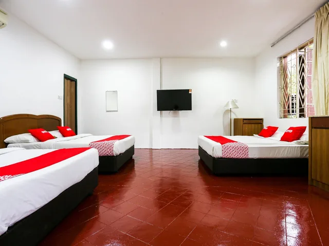 Family, 1 Single and 2 Double Beds، Hotel O Shalimar 2/4