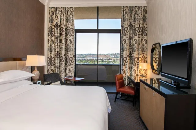 جناح رئاسي بسرير كينج بشرفة بغرفة نوم واحدة مع أريكة، Sheraton Mission Valley San Diego 1/4