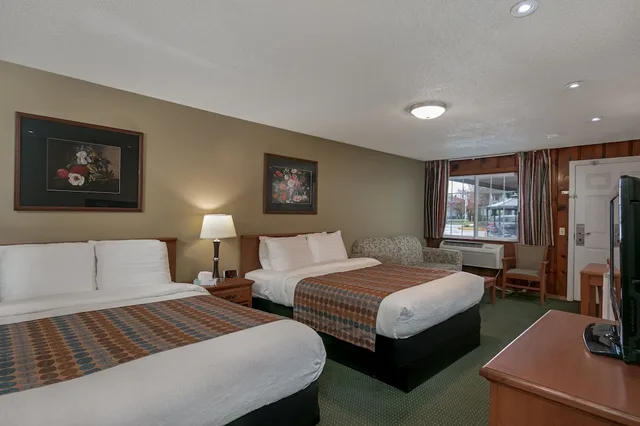 غرفة بسريرين كوين مع أريكة، Courtesy Inn Eugene 1/10