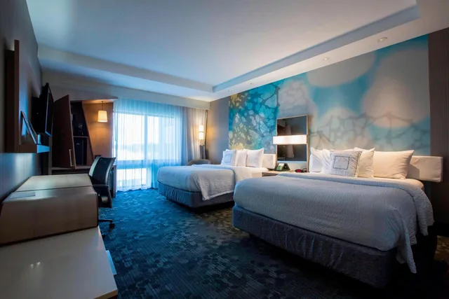 غرفة بسريرين كوين بحوض استحمام لذوي الإعاقة، Courtyard Jackson Airport Pearl 1/3