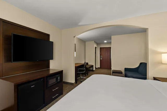 Suite, King Bed, Comfort Inn and Suites Atoka 2/3