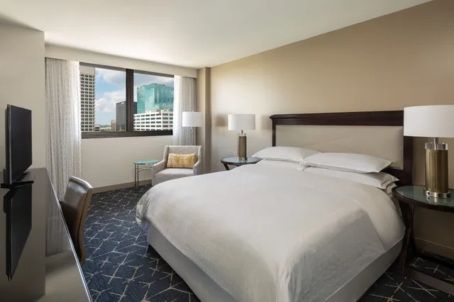 جناح تنفيذي بسرير مزدوج بإطلالة على المرفأ بغرفة نوم واحدة، Sheraton Norfolk Waterside 2/5