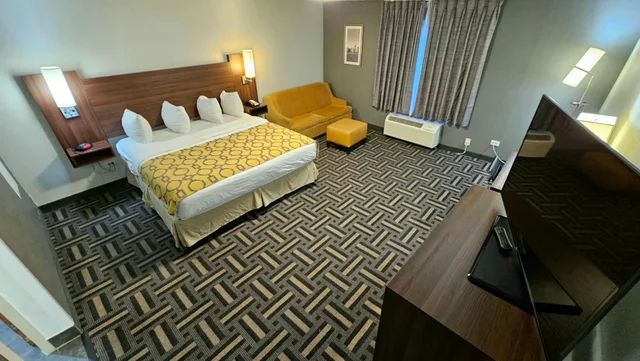 Room, King Bed, Living Area, Baymont by Wyndham Chicago/Calumet City 1/2