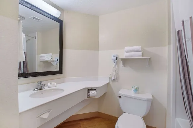 جناح بسرير كينج بغرفة نوم واحدة، La Quinta Inn & Suites by Wyndham Ft. Lauderdale Airport 4/5