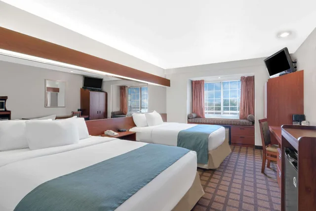 غرفة قياسية بسريرين كوين، Microtel Inn Suites by Wyndham Rapid City 2/6