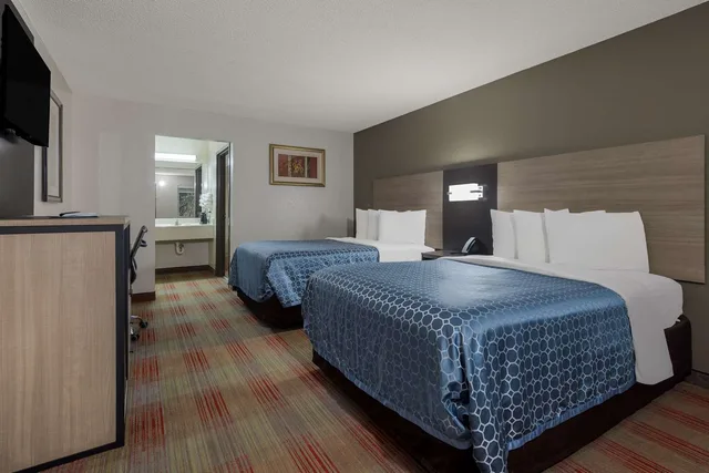 Room, 2 Double Beds, Rodeway Inn Ardmore I-65 2/5