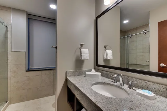 غرفة ديلوكس بسرير كينج في طابق مرتفع، Drury Plaza Hotel Milwaukee Downtown 6/6