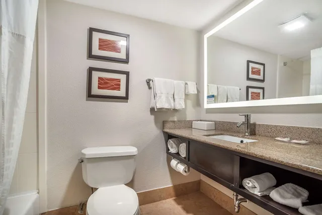 غرفة بسريرين كوين، Comfort Inn & Suites Cornelius Lake Norman NC 2/2
