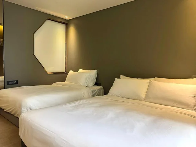 Inner, 1 Double and 1 Single Bed, No View، Park Marine Hotel 2/3