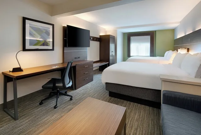 غرفة قياسية بسريرين كوين مع أريكة، Holiday Inn Express Hotel And Suites Bradley Airport 2/3