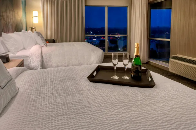 جناح بسريرين كوين، COURTYARD WESTBURY LONG ISLAND 2/4