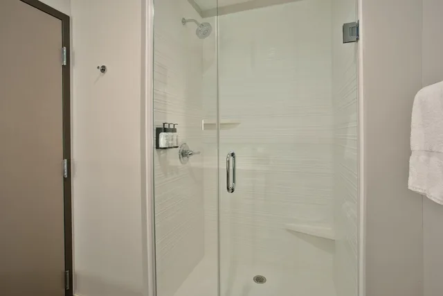 غرفة قياسية بسرير كينج لذوي الإعاقة، avid hotels Detroit - Warren 8/9