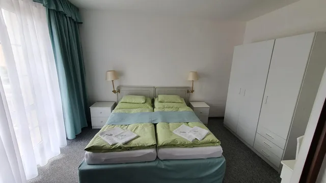 جناح، Ferdinand Hotel 2/2